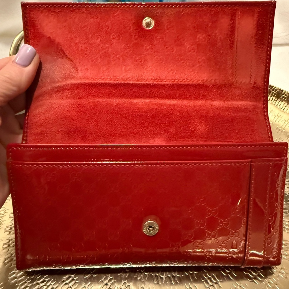 Gucci Red Clutch with Glossy Finish and Fold-Over Design - Picture 6 of 15